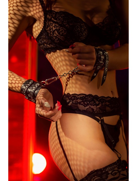 Черные кожаные наручники с двумя ремнями и красной подкладкой - Pecado - купить с доставкой в Братске