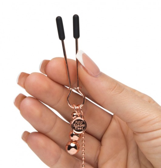 Золотистые зажимы для сосков и клитора All Sensation Nipple and Clitoral Chain - Fifty Shades of Grey - купить с доставкой в Братске